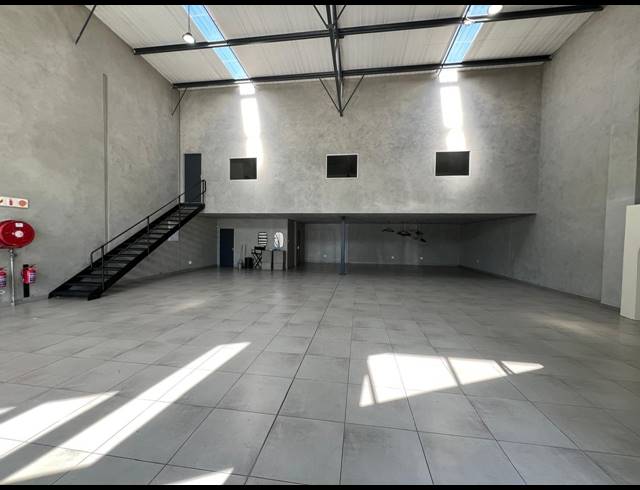 346M² SHOWROOM TO LET IN OLIVEDALE